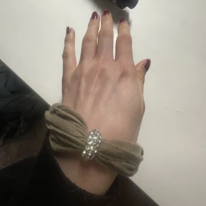 Armband  - Unikt armband i tyg och fin detalj 