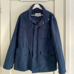 NN07 jacka  - Säljer min NN07 field jacka i fint skick i storlek M. Kan frakta på köparens bekostnad eller mötas i Stockholm. DM:a vid frågor😆