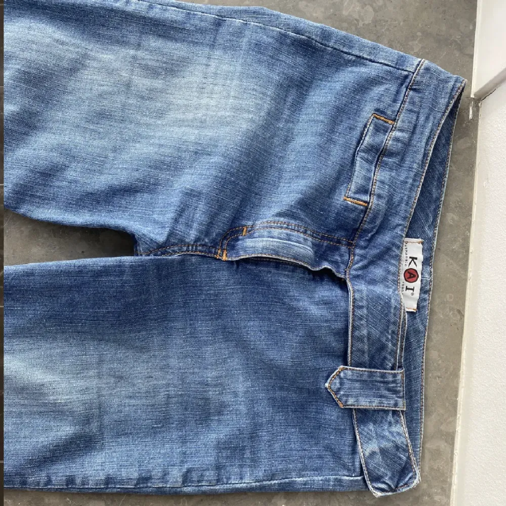 Superfina lågmidjade jeans!  Midjemåttet: 38cm tvärsöver Innerben längd: 80cm. Jeans & Byxor.