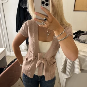 Kofta med korta ärmar - Säljer denna super fina kofta med korta ärmar🩷🩷🩷