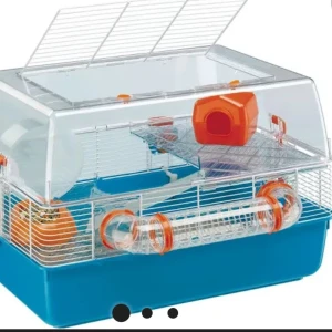 Hamsterbur  - Jag säljer denna buren för 550kr köpt för 990kr säljer för min hamster dog och har inte tänkt mig att köpa en ny den har tre våningar men en av de gick sönder du får också lite extra tillbehör. Även köpt på Arken zoo.