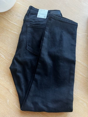 Cubus jeans MOM FIT - Helt oanvända jeans från Cubus i stolen L. Köpte tyvärr för stor storlek och hann aldrig lämna tillbaka. Super snygga och super sköna med stretch.  Ord pris: 499/st   Mitt pris: 300kr/st eller båda för 500kr 