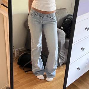 sjukt fina jeans, sitter relativt tighta på mig som har M, bootcut nertill. går även att använda som baggy jeans. Mått: midja 41 innerben, vet ej men passar mig som är 174 samt min vän som är 167