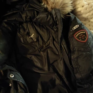 Jacka Rockandblue - Väl använd, 2 små rivmärken behövs lagas. Höger ficka lite trasig.