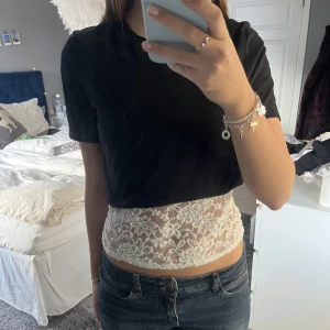 Spetstopp - Säljer nu min vita spetstopp! Passar perfekt till fest och till vardags 🥰 Skriv innan ni trycker på köp nu!