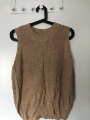 Stickad väst - Stickad väst från vero Moda, använd 1 gång