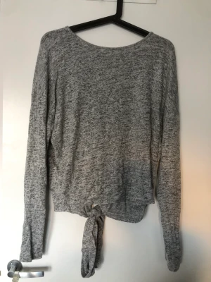 Tröja - Långärmad tröja från NA-KD med en öppen rygg med knytband nertill Köparen står för frakten