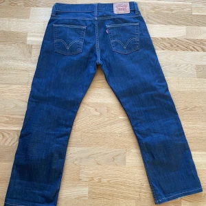 Levi’s jeans - Levi’s 506 maribblå Innerbenslängd: 66 cm Midjebredd: 86 cm  Bra skick