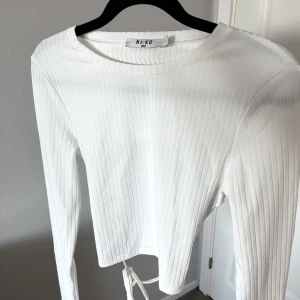 Topp med öppen rygg  - Topp med öppen rygg och snörning bak. Endast använd ett fåtal gånger, har en liten sminkfläck insidan av halsen men inget som syns utifrån 🤍 passar även xs 