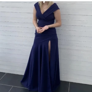 Balklänning  - Jag säljer nu min balklänning, Använd en gång. Jag är 1,63 cm lång och jag hade klackar på 8-10 cm och klänningen satt perfekt k längden.