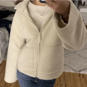 Teddyjacka hm - Teddyjacka från hm i jättefint skick! Lånade bilder🌺