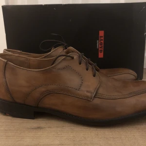 Polerade läderskor från Gamon  - Schyssta läder skor i storlek 43 som passar utmärkt till fina tillställningar, de är helt nya o knappt använts köptes för 1099 kr , men säljes för 599 kr