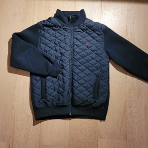 Ralph Lauren cardigan - Riktigt fet marinblå Ralph Lauren cardigan! Skick 9/10, storlek L, passar mig som är 185!