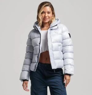 Superdry vinterjacka - Fodrad vinterjacka från superdry i storlek 38. Färgen är nästan vit i ljusblå nyans. Den är använd några gånger men har inga defekter. Orginal pris är 1500kr. Priset går att diskuteras💗💕