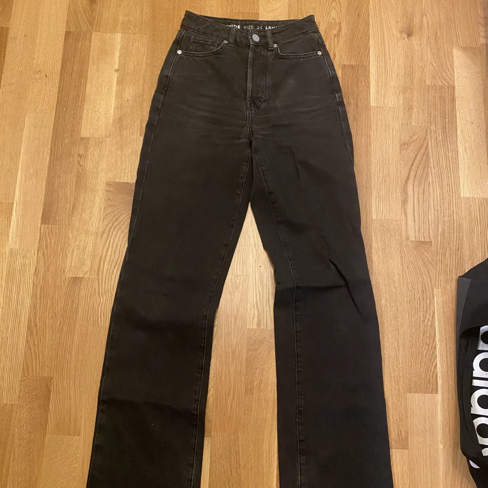 Jeans från BikBok med raka, smått vida ben från knäna. Men som sitter tight och skönt runt midjan, rumpan och låren. Ganska så använda men fortfrande i väldigt bra skick. Längden är 31 men är väldigt långa i benen.  Ordinarie pris: 599kr. Jeans & Byxor.