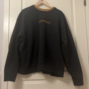 Levi's tjocktröja - Levi's tjocktröja strl xl, väl använd men är fortfarande väldigt fin. Har en liten fläck på högra bröstet men har annars inga defekter