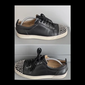 Christian Louboutin skor - Säljer ett par snygga Christian Louboutin i storlek 39 1/2 (passar 40-40 1/2). Cond 9/10. Kommer med dustbags