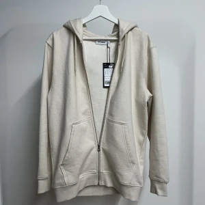 Beige zip-up weekday  - Aldrig använd som man ser fick i present är förliten.