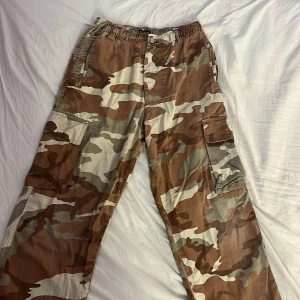 Bruna kamouflage cargos - Töjbara snygga cargos bra skick