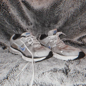 Nikes ☆ - Gamla nike structure 14 !  Lite slitna men fortvarande jätte bra kondition. Gråa med blå detaljer. ☆