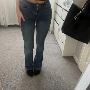 Jag säljer dessa lågmidjade jeans som är ifrån Gina tricot som dom inte säljer längre ❤️ skriv om du är intresserad eller om du har några flera frågor ❤️☀️