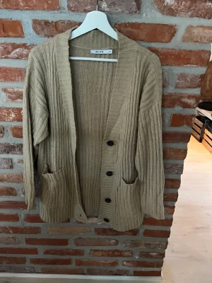 Stickad kofta  - Stickad kofta från nakd