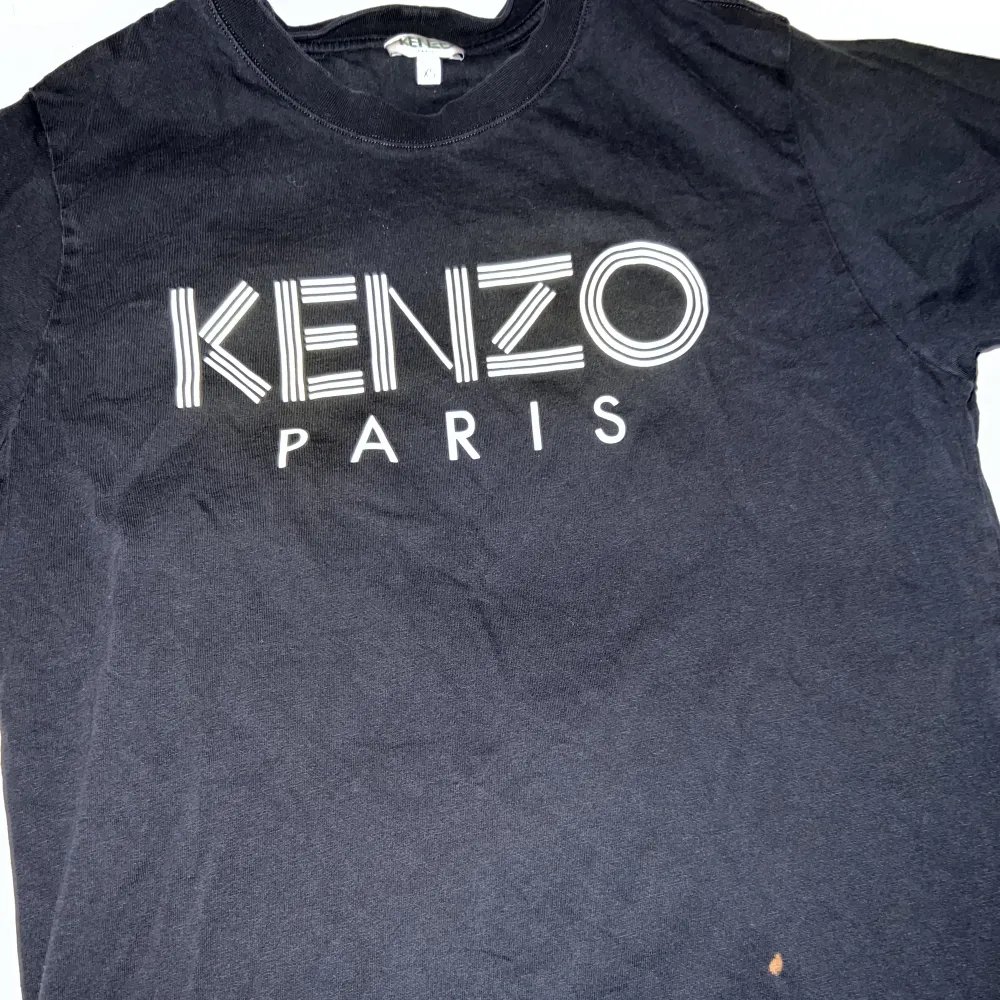 Kenzo t shirt. I fint skick. Har dock en liten fläck. . T-shirts.