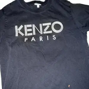 Kenzo t shirt. I fint skick. Har dock en liten fläck. 