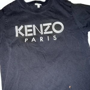 Kenzo t shirt - Kenzo t shirt. I fint skick. Har dock en liten fläck. 