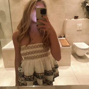 Kjol och Topp  - En söt och populär kjol från zara. Aldrig använd alltså inga defekter. Kan användas som både topp och kjol vad man föredrar💕Den är även rätt stretchig vilket gör att både Xs och M kan använda den🙌🏻💕