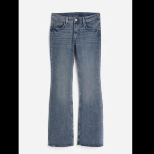 Hm low flered jeans  - Sjukt fina jeans från hm💕 bra skick men lite slitna längst ner på benen, ny pris: 249 mitt pris 150💗 hittade inte samma färg på hemsidan men man kan se på den sista bilden hur dom ser ut💕