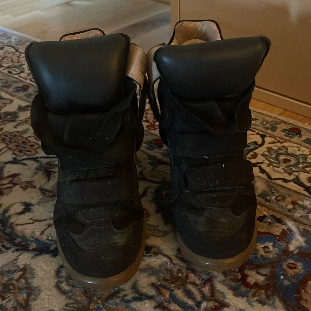 Isabel marant sneakers svarta med mocka och läder storlek 37, går att förstora eller förminska med banden som finns på skon. Skor.