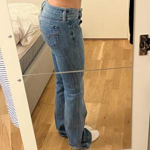 Super snygga vintage low waist jeans i nyskick från plick. Tyver för stora i midjan på mig :(. Midje mått 37cm, innerbenslängd 80cm. Jag är 170cm
