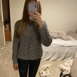 Långärmad tröja - Jättecool långärmad tröja från Mango med hål och glitter!!! Passar till det mesta💕