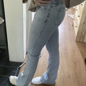 Ljusblå lågmidjade bootcut jeans i strl M/33 - Ett par ljusblåa lågmidjade bootcut jeans från Bikbok. Är i fint skick. Kostar 600kr men säljer för 300kr+frakt 😊