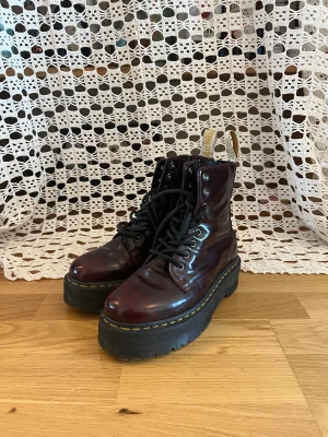 Dr. Martens ”Jadon” i Burgundy Red - Klassiska Dr. Martens med platå. Sparsamt använda och i gott skick. Kostar runt 2000kr ordinarie 