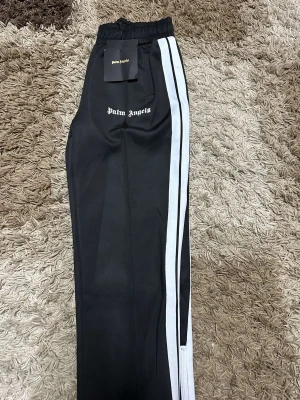 Palm angels byxor  - Jag tänker sälja min Palm angels byxor. Den har storlek L