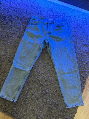 Ljusblå Jeans W32 - Ljusblå jeans av märket Pull & Bear i storlek W32