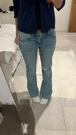 H&M jeans - Innerbenslängd: 81cm, midjemått: 76cm 💞