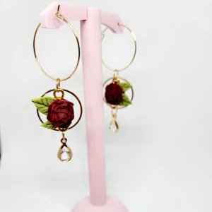 Örhängen  - Egengjorda örhängen i polymerlera.  Själva hängen är i rostfritt stål och pläterat i guld, nickelfria!  Går att byta till plast eller clips om så önskas