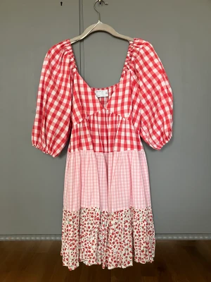 Oanvänd klänning från ASOS - Oanvänd klänning från ASOS i storlek 34. Från djur & rökfritt hem. Skickar fler bilder om det önskas :)