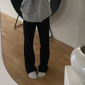 Kostymbyxor - Skitsnygga kostymbyxor älskar dom, men kommer tyvärr inte till användning, jättebra skick även fast de är använda. 