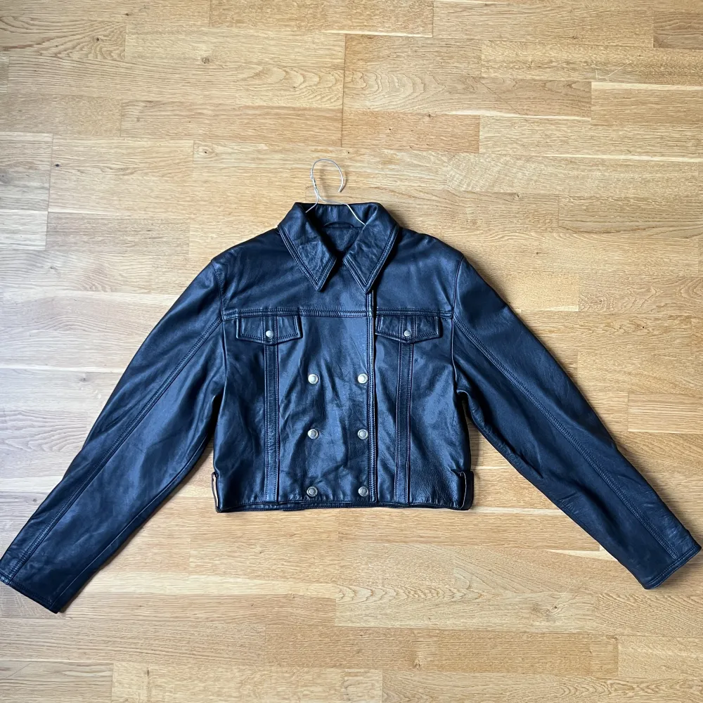 Så snygg läderjacka/ bikerjacket. Står att det är lammskinn och den var oanvänd när jag köpte den av återförsäljare. Passar typ alla beroende på hur man vill att den ska sitta. Finns justerbara ärmar. Nästan som ny.. Jackor.