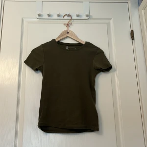 Basic tajt t-shirt - Olivgrön, basic, tajt tröja i str s. Säljer då jag inte använder den längre