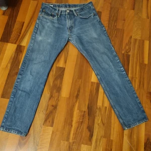 Levis 502 - Säljer ett par snygga Levsi 502 då de blivit för små. Skick 4/5. Nypris 1100