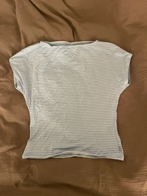 Ljusblå topp - En randig ljusblå topp med skönt tunnt material❄️