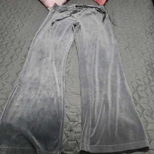 Velour trousers - Jag säljer min fin velouer trousers från Gina Tricot som är i jätte bra skicki storlek S. Köparen står för frakt. 