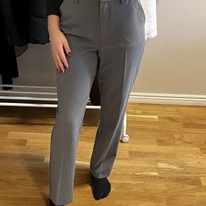 Gråa Kostymbyxor  - Köpte dessa så snygga kostymbyxorna från NA-KD! Däremot var de för små och kunde inte lämna tillbaka dem:( Hoppas de går till nytta till någon annan. Pris kan diskuteras🤍