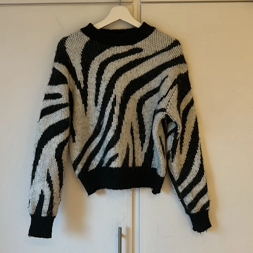 Stickas zebra-linkande tröja från Gina Tricot. Använd flertalet gånger! Mycket skön och inte stickig. Är i bra skick, lite flocklig fram till (se bild) men inget man tänker på. Storlek S. Stickat.