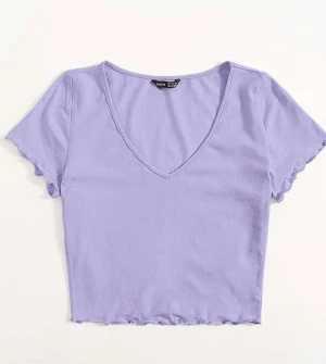 Lila crop top  - En lila top från Shein, i bra skick. Inga fläckar eller hål. Personligen sitter toppen tajt men ändå bekvämt. Storlek M.